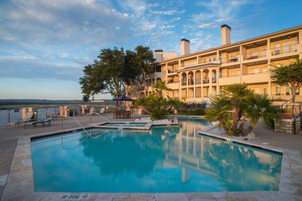 Piscine couverte, piscine extérieure