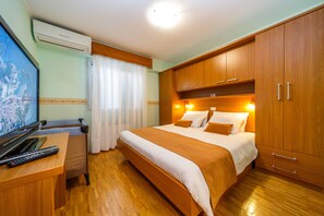 6 bedrooms, in-room safe, iron/ironing board, free WiFi - Villa GioAn with Private Playground ⚽ and Sea View 🌅 (Umag)