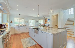 Kylskåp, mikrovågsugn, ugn och spishäll