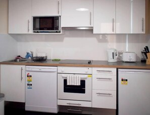 Fridge, microwave, oven, stovetop - Toogooloowa to Davey 5 (Hobart)