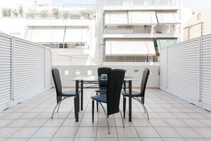 Outdoor dining - COZY APARTMENT 8 MIN WALKING DISTANCE FROM ACROPOLIS (Athina)