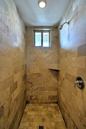 Articles de toilette (gratuits), serviettes fournies