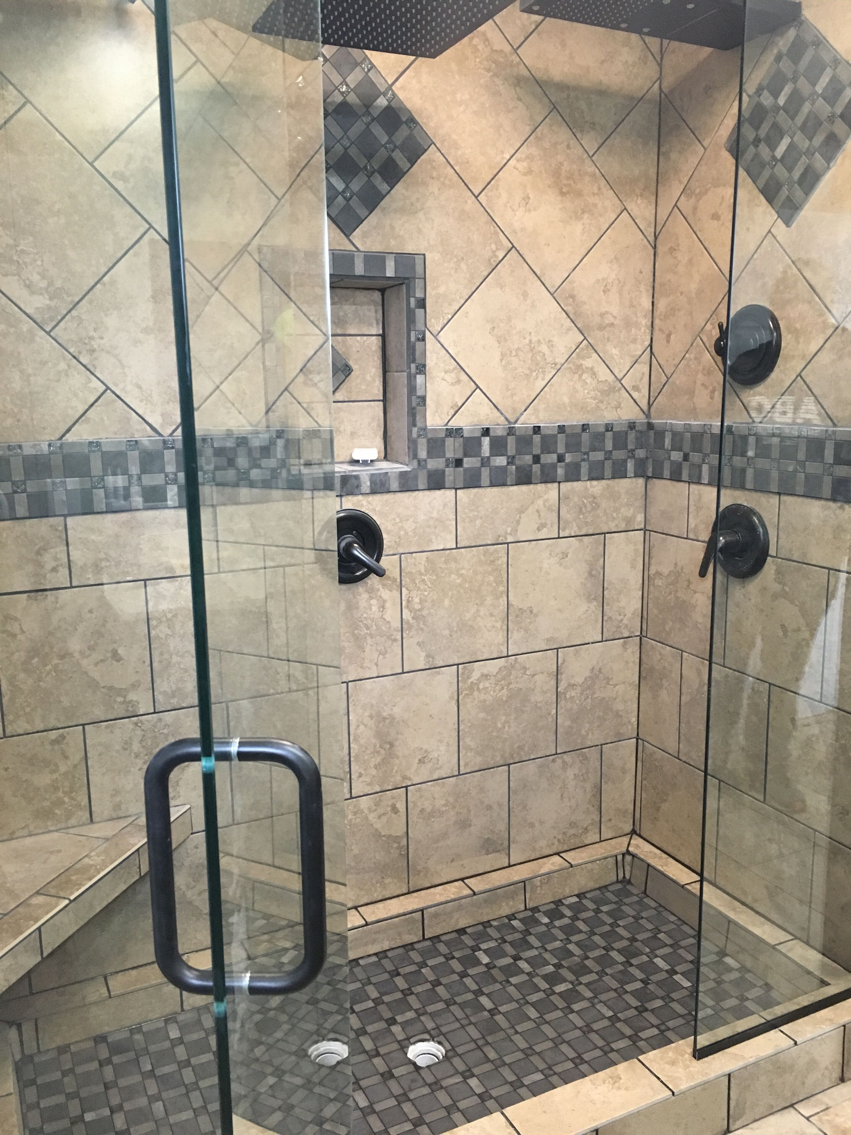 Ensemble douche/baignoire, sèche-cheveux, serviettes fournies