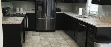 Geladeira, micro-ondas, fogão, cooktop
