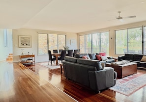 Smart TV, fireplace, DVD player, books - Deckhaus Hepburn - Spacious Bush Retreat Just Minutes from Daylesford (Hepburn)