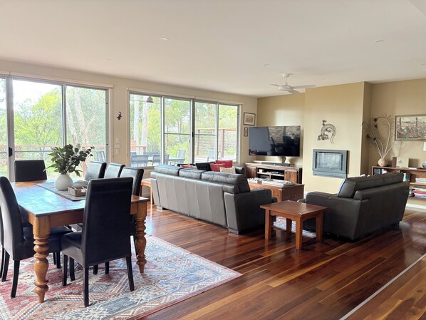 Smart-TV, Kamin, DVD-Player, Bücher