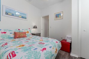 1 slaapkamer, een bureau, een strijkplank/strijkijzer, wifi