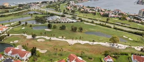 Un terrain de golf doté d’une piscine et de bâtiments résidentiels.