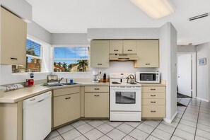 Frigorifero, microonde, forno, piano cottura