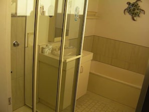 Badekar, hårtørrer, håndklæder, Toiletpapir