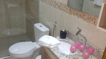 Bruser, hårtørrer, bidet, håndklæder