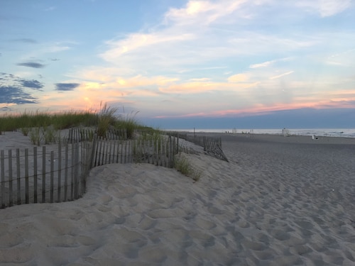 Hamptons Waterfront- On A Sandy Beach- Relax & Getaway! (SH)