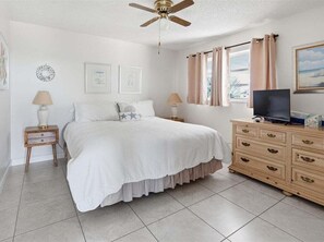 1 bedroom, iron/ironing board, free WiFi, bed sheets - 1BR Marco Island condo with heated pool, WiFi, and full kitchen. (Marco Island)