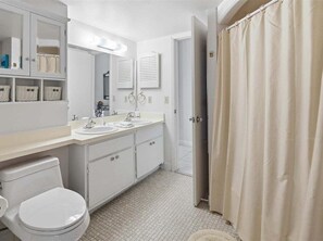 Bathtub, hair dryer, towels - 1BR Marco Island condo with heated pool, WiFi, and full kitchen. (Marco Island)