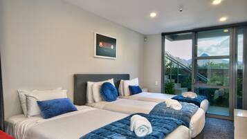 5 bedrooms, iron/ironing board, WiFi, bed sheets