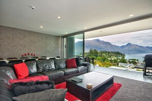Interior - Luxury on the Lake by Southern Comfort Accommodation (Queenstown)