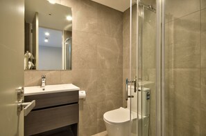 Eco-friendly toiletries, hair dryer, towels - Luxury on the Lake by Southern Comfort Accommodation (Queenstown)