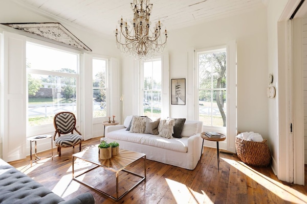 Smart TV, books, stereo