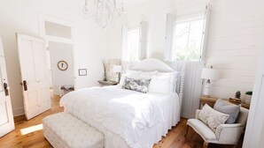 3 soverom, skrivebord, strykejern/-brett og reiseseng for barn