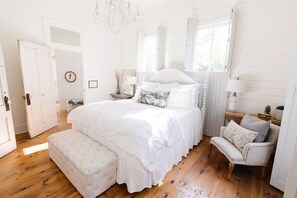 3 bedrooms, desk, iron/ironing board, travel cot