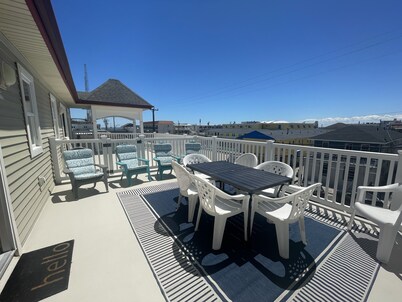 10% DISCOUNT FOR REST OF 2025 SEASON.  1/2 BLOCK TO BOARDWALK AND RIDES.