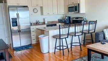 Een koelkast, een magnetron, een oven, een kookplaat