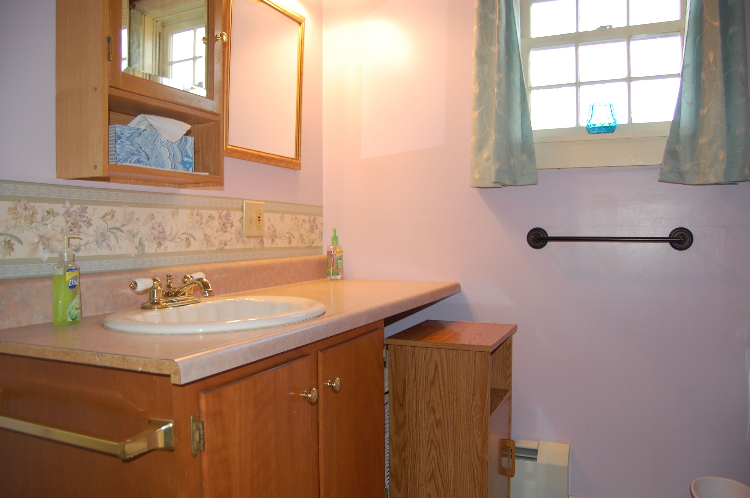 Douche, sèche-cheveux, serviettes fournies, shampoing