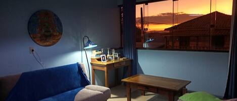 Smart TV, libros y estéreo