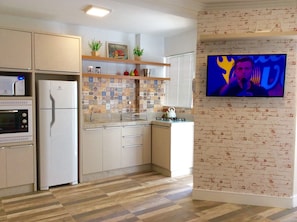 Fridge, microwave, oven, stovetop - DIFFERENTIATED AND COMFORTABLE APARTMENT, IN THE CENTER of BC near the promenade and shopping center. (Balneário Camboriú)