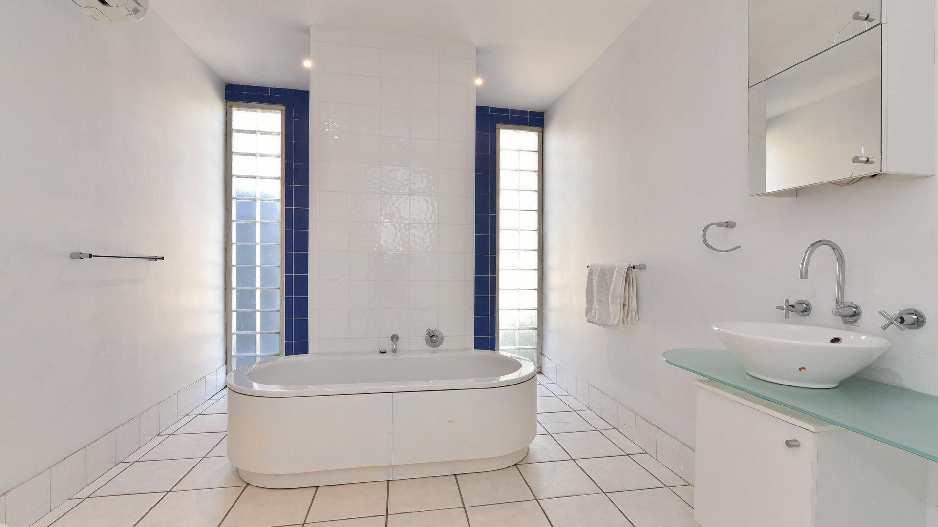 The Parson's Vineyard Retreat - get amongst the vineyards in a historic home — image 22