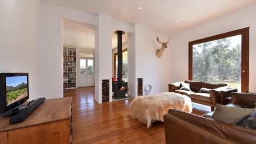 The Parson's Vineyard Retreat - get amongst the vineyards in a historic home