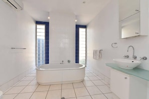 Badewanne, umweltfreundliche Kosmetikartikel, Haartrockner