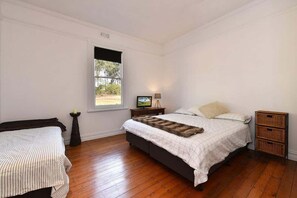 3 Schlafzimmer, Schreibtisch, Bügeleisen/Bügelbrett, WLAN