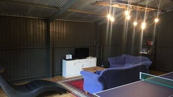 Tv, eldstad, tv-spel och dvd-spelare