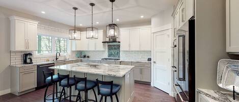 Een koelkast, een microgolfoven, een oven, een kookplaat