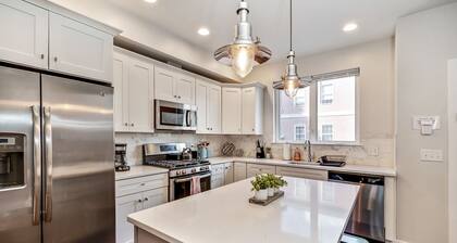 Chic Fishtown Retreat! Roof Deck! 4B/3FB, Sleeps 10!