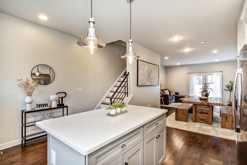 Chic Fishtown Retreat! Roof Deck! 4B/3FB, Sleeps 10!