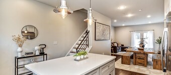 Chic Fishtown Retreat! Roof Deck! 4B/3FB, Sleeps 10!