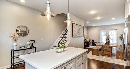 Chic Fishtown Retreat! Roof Deck! 4B/3FB, Sleeps 10!