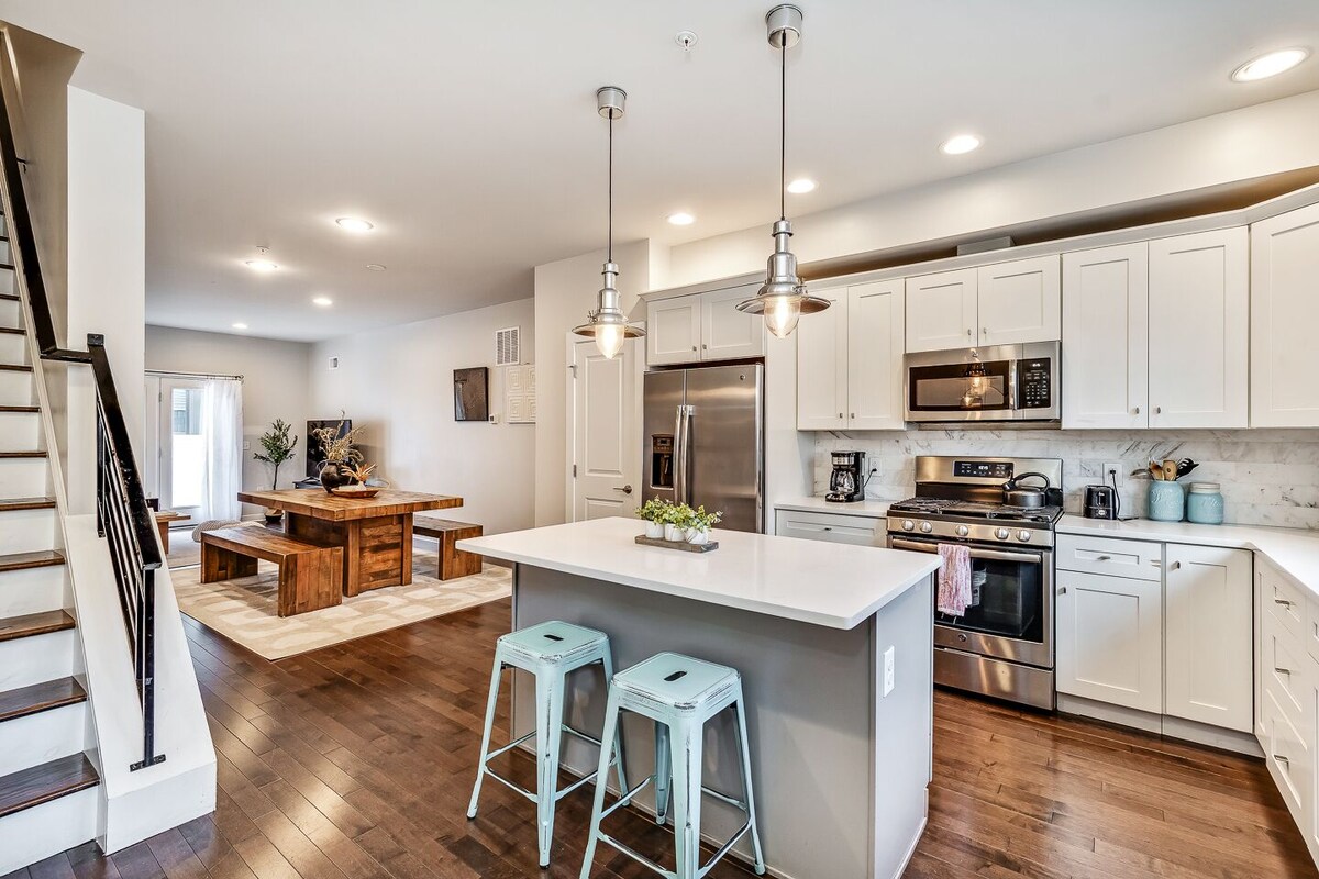 Chic Fishtown Retreat! Roof Deck! 4B/3FB, Sleeps 10!