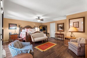 3 bedrooms, iron/ironing board, free WiFi, bed sheets - Luxury Villa townhouse (San Antonio)