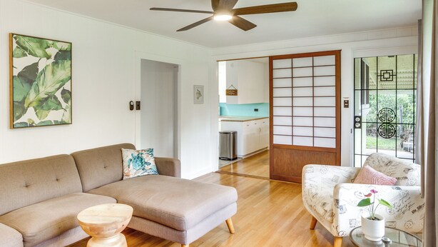 Una sala de estar con sofá, mesa de centro y un cuenco decorativo.