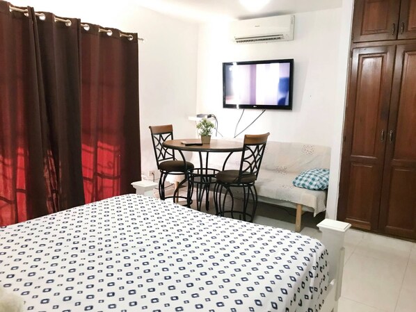 2 bedrooms, iron/ironing board, bed sheets