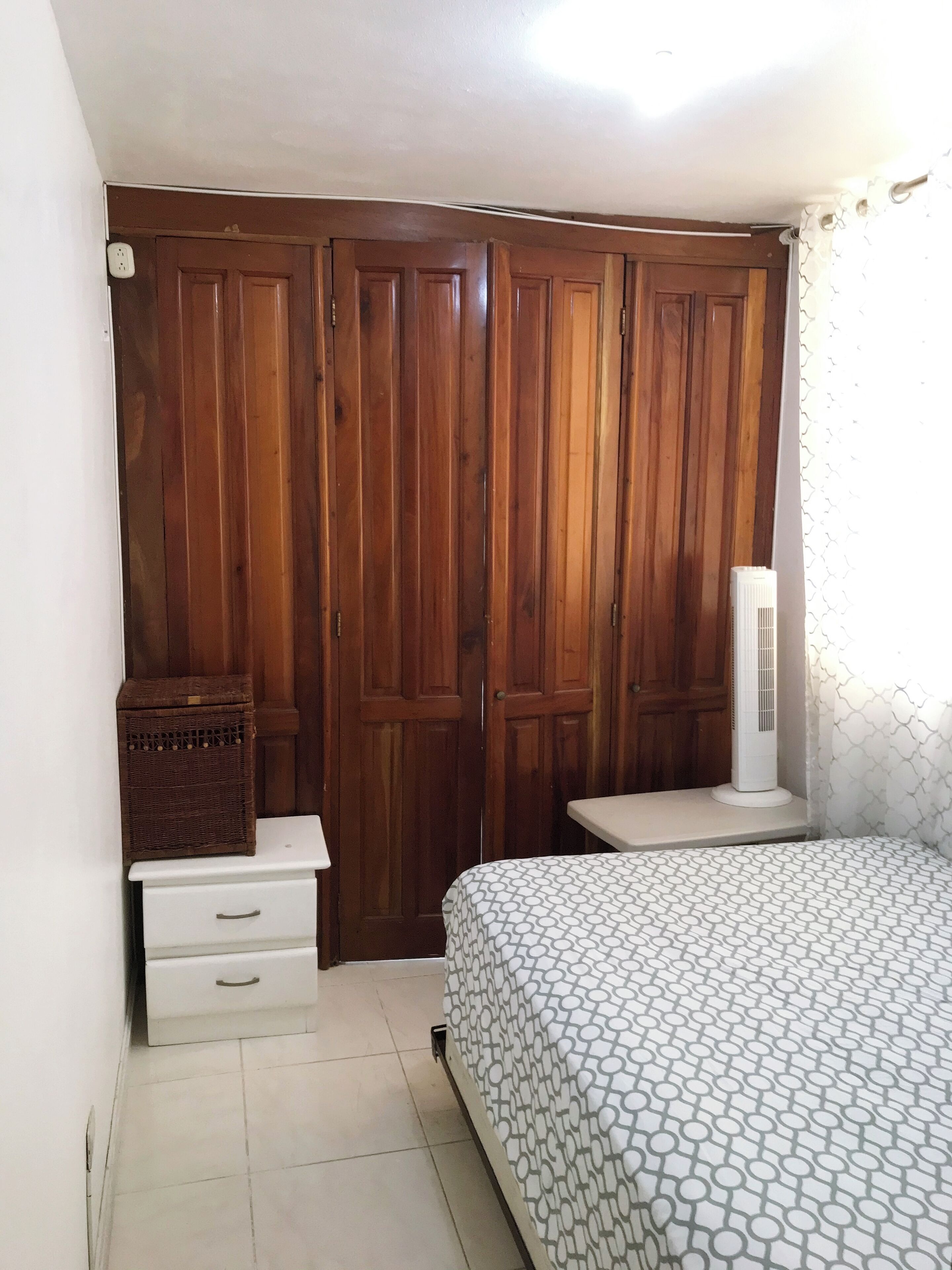 2 habitaciones, tabla de planchar con plancha y ropa de cama 