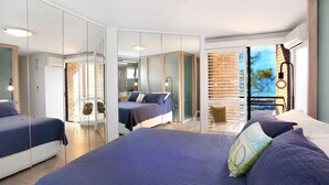 Quarto moderno com uma cama grande, um closet espaçoso e vista para o exterior.
