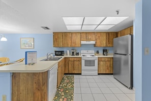 Køleskab, mikrobølgeovn, ovn, kogeplade