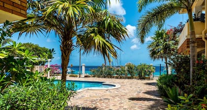 Condo au bord de l'eau, piscine partagée, à distance de marche de la ville à quelques pas de l'océan