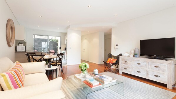 Smart TV, Netflix, books, streaming services