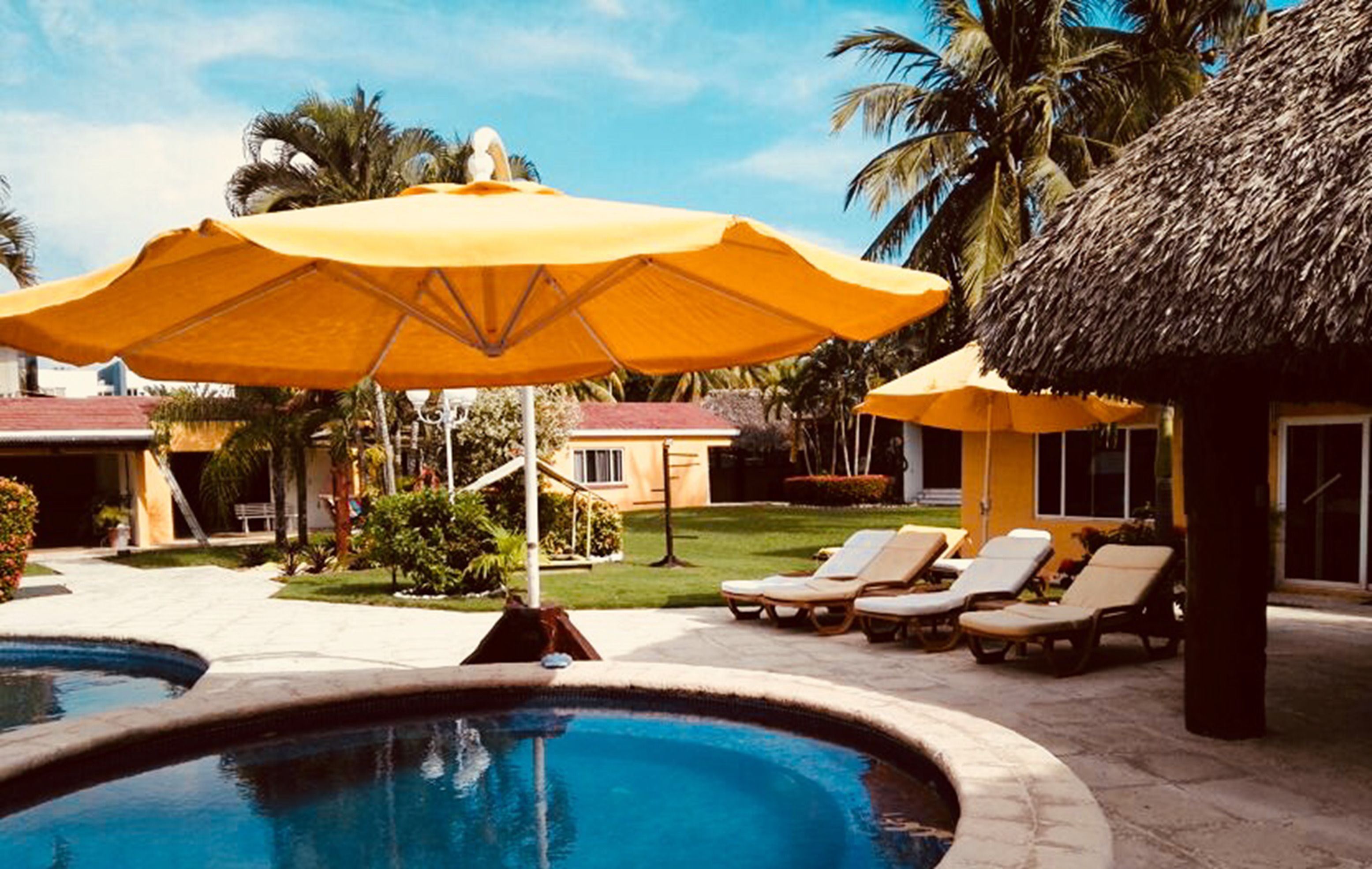 Kolam renang outdoor, dengan kursi berjemur