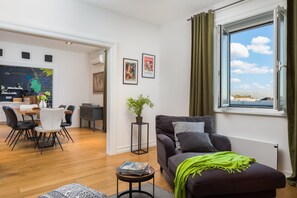 Smart TV, books, stereo